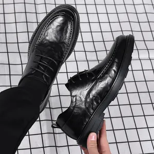 Elegante Herren Business Schuhe aus schwarzem Leder mit Schnürung und Textur.