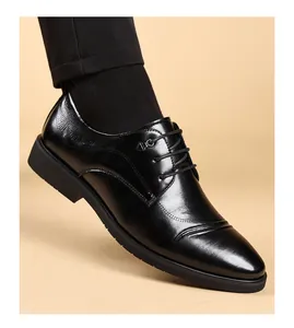 Primer plano de zapatos de vestir para hombre en cuero negro, estilo formal británico
