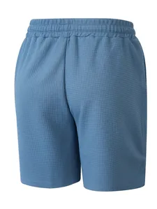 Λεπτομερής πίσω όψη ανδρικού μπλε σορτς waffle knit με ελαστική μέση για το καλοκαίρι.