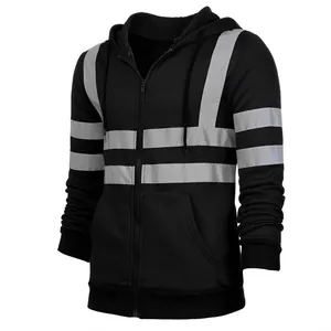 Detailansicht der silbernen Reflexstreifen auf einem schwarzen Herren Outdoor-Hoodie