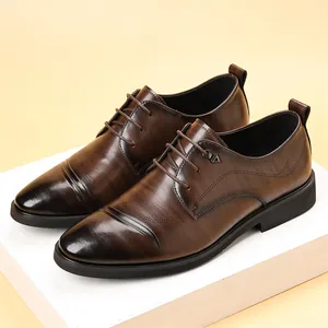 Elegantes zapatos Oxford de hombre en color marrón con punta fina estilo inglés formal