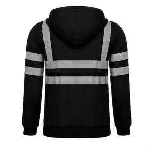 Rückansicht einer schwarzen Kapuzenjacke mit hochsichtbaren Sicherheits-Reflexstreifen.
