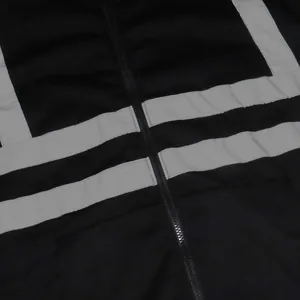Detailaufnahme der reflektierenden Sicherheitsstreifen und des Reißverschlusses