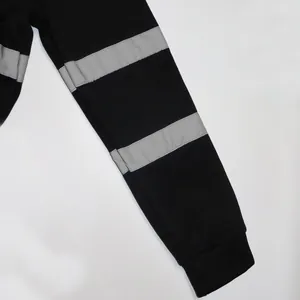 Nahaufnahme eines schwarzen Herren-Outdoor-Hoodie-Ärmels mit grauen Reflexstreifen