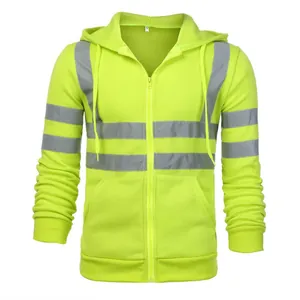Detailansicht der neongelben Warnschutz-Kapuzenjacke mit silbernen Reflexstreifen.