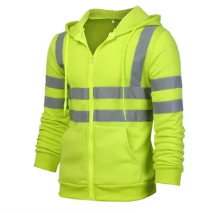 Nahaufnahme des hochsichtbaren neongelben Sicherheits-Hoodies mit reflektierenden Streifen