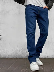 Vista dettagliata di alta qualità di jeans in denim elasticizzato blu scuro da uomo