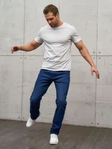 Jeans blu da uomo gamba dritta elasticizzata in una ripresa completa di lifestyle