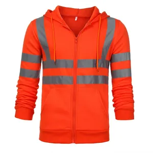 Detailansicht eines hochsichtbaren orangefarbenen Herren-Hoodies mit Reflexstreifen.