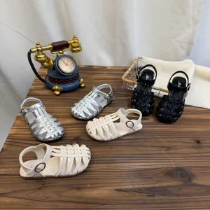 Groep geweven sandalen voor kinderen in zilver, beige en zwart met verstelbare gespsluiting