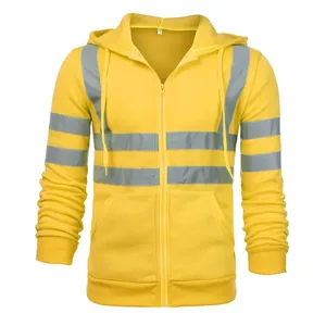 Detailaufnahme eines gelben Herren-Reflexions-Kapuzenpullovers für Outdoor-Sicherheit.