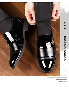 Nahaufnahme von schwarzen Lackleder-Herrenschuhen mit Streifentextur und Metallschnalle