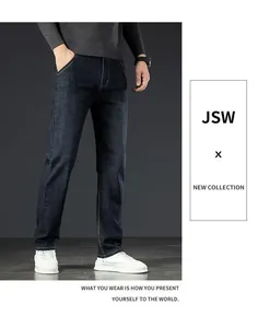 Dettaglio jeans uomo a gamba dritta elasticizzati in lavaggio blu scuro con scarpe bianche