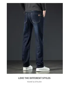 Vista posteriore dettagliata di jeans da uomo in denim blu scuro a gamba dritta