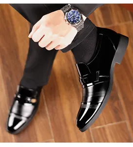 Nahaufnahme schwarzer Lackleder-Herrenschuhe im englischen Stil mit silberner Schnalle.