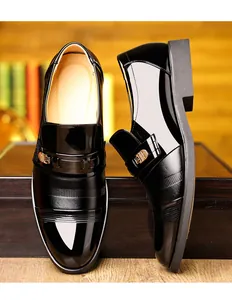 Nahaufnahme von schwarzen Herren-Lackschuhen mit feinen gestreiften Textur-Details