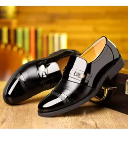 Nahaufnahme von polierten schwarzen Herrenschuhen im Business-Casual-Stil mit Schnalle