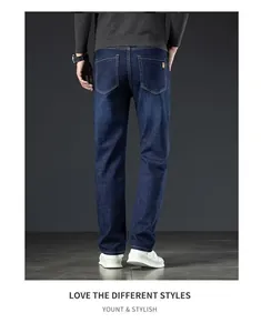 Dettaglio vista posteriore di jeans elasticizzati da uomo classici in denim blu scuro