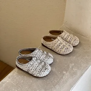 Vue détaillée des sandales tissées pour fillettes en couleurs argentée et beige