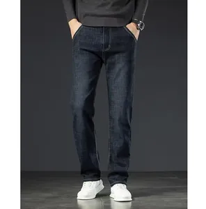 Vista completa dei jeans da uomo blu scuro a gamba dritta per vestibilità e trama