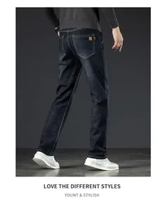 Vista posteriore di jeans denim elasticizzati a gamba dritta da uomo blu scuro