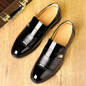 Klassische schwarze Herren-Business-Schuhe aus poliertem Leder mit goldener Schnalle