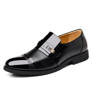 Elegante schwarze Lackleder-Herrenschuhe für Business und formelle Anlässe mit Schnalle