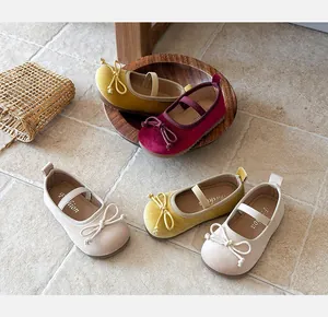 Zapatos Mary Jane de terciopelo suave para niña en colores beige, amarillo y rojo.