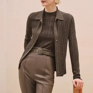 Bottoni di alta qualità in madreperla su un lussuoso cardigan in maglia verde oliva