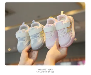 Nahaufnahme von atmungsaktiven Baby-Lauflernschuhen mit weicher Sohle in Pink und Grau.