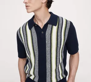 Primer plano de un polo de punto para hombre con rayas verticales en azul y verde