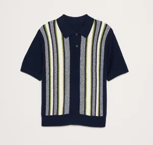 Detalle de un elegante polo de punto para hombre con rayas azul marino y verde.