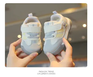 Detaillierte Ansicht weicher, atmungsaktiver Mesh-Sneaker für Kleinkinder in Grau und Weiß