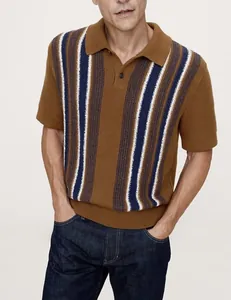 Detalle de un polo de punto para hombre con elegantes rayas verticales en bloque