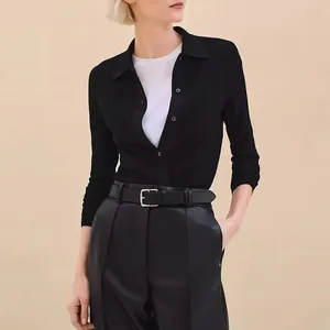 Boutons en nacre noire haut de gamme sur un gilet en maille noir élégant et chic