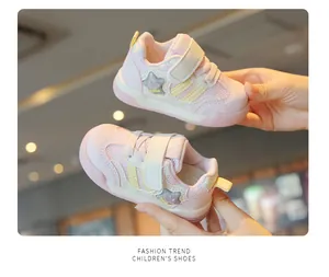 Weiche rosa atmungsaktive Mesh Kleinkinder Sneaker mit Klettverschluss Detailansicht