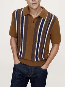 Polo de punto marrón para hombre con rayas verticales azules y blancas de diseño slim