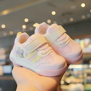 Scarpe da passeggio per neonati in rete rosa con suole morbide e grazioso dettaglio stella