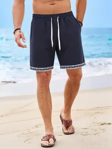 Dettaglio di pantaloncini da uomo blu in maglia waffle con bordo geometrico.