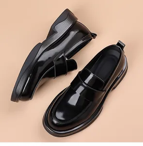 Elegantes mocasines de cuero negro brillante para hombre con suela de plataforma.