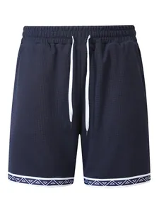 Dettaglio del tessuto waffle blu navy e del bordo geometrico sui pantaloncini casual uomo