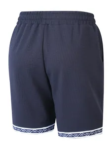 Vista dettagliata dei pantaloncini casual in maglia a nido d'ape blu navy da uomo