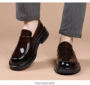 Primer plano de mocasines de charol marrón para hombre con suelas de plataforma gruesas