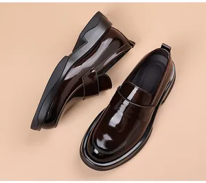 Mocasines de charol marrón para hombre con suela gruesa en un estilo de negocios