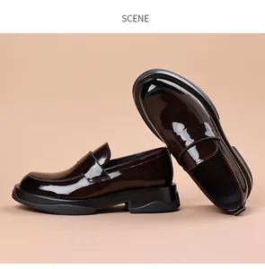 Detalle de mocasines de charol marrón oscuro para hombre con suela gruesa estilo casual