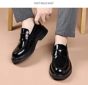 Vista detallada de elegantes mocasines de charol brillante para hombre con suela gruesa