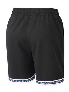 Vista posteriore di pantaloncini casual da uomo neri in maglia a nido d'ape con bordo decorato