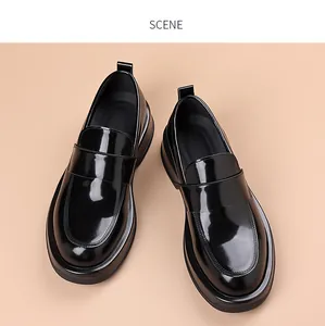 Vista superior de mocasines de charol negro para hombre con suelas gruesas y brillo