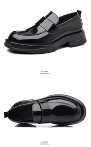 Vistas detalladas de mocasines negros brillantes para hombre con suelas gruesas.