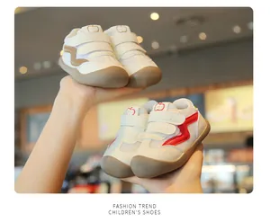 Primo piano di due paia di scarpe primi passi traspiranti per bambini in rosso e marrone.